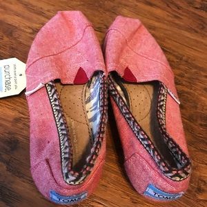 Toms classics in red women’s sz 5
